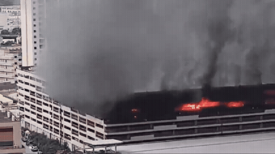 Incêndio De Grandes Proporções Atinge Estacionamento Da Byd Em Shenzhen, China; Fumaça Densa Cobre O Céu